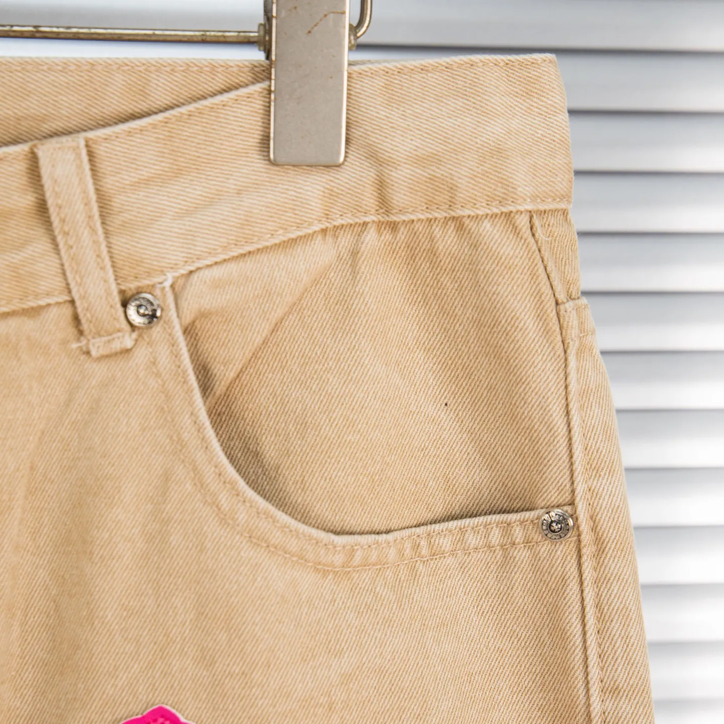 P240 Chrome Hearts 2025 New Miami Limited Couple Washed Jeans with Multiple Pink Cross Leather Labels is a hot item this season and is sought after by countless celebrities and fashionistas. The neat details of the cutting process add color to the playful fashion! The neat and meticulous design, and the well-fitting structure is unique. The upper body not only has outstanding recognition, but also looks younger and younger. A style with the ultimate wearing meaning and performance, gorgeous color matching, and the craftsmanship of this style is also extremely extraordinary. After the finished product is washed, it is disassembled and hand-made with sheepskin cross leather and then spliced ​​together to complete. The whole piece has too many craftsmanship to describe. It is decorated with patchwork cross flowers and high-waisted washed jeans! ! Absolutely high-end luxury product, a god-level single product, a super popular product, made with top heavy industry, a magic weapon that cannot be missed in the street. Style number: 1866# Size: 28 30 32 34 Color: khaki pink khaki black